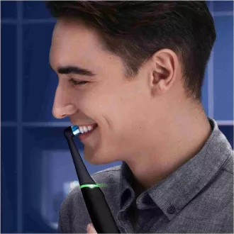 Oral-B iO6 elektromos fogkefe, mágneses, 5 üzemmód, kijelző, mesterséges intelligencia, időzítő, fekete színű