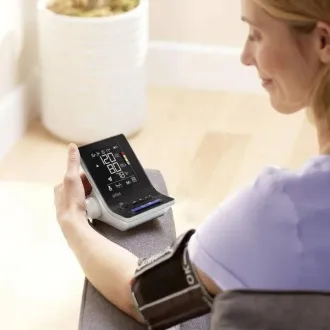 Braun ExactFit 3 karnyomásmérő, nagy és áttekinthető kijelző, két mandzsetta