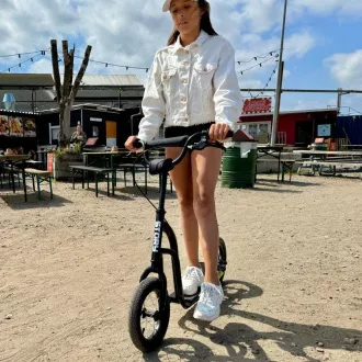 Story One Air gyerekrobogó felfújható kerekekkel, fekete színben Story One Air gyerekrobogó felfújható kerekekkel, fekete színben