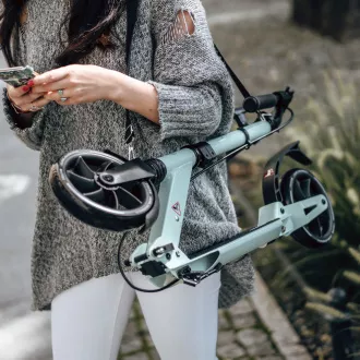 Összecsukható robogó MOVINO X-Way kézi- és lábfékkel, könnyű menta