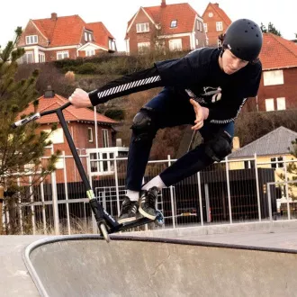 Freestyle robogó Story High Roller Stunt, fekete és szivárványszínű Freestyle robogó Story High Roller Stunt, fekete és szivárványszínű
