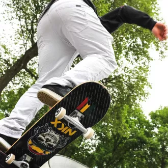 Gördeszka NKX Rasta koponya Skull