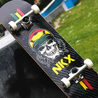 Gördeszka NKX Rasta koponya Skull