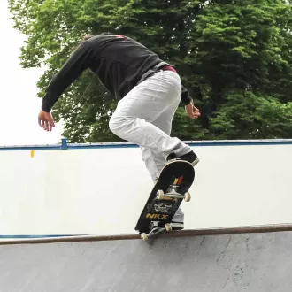 Gördeszka NKX Rasta koponya Skull