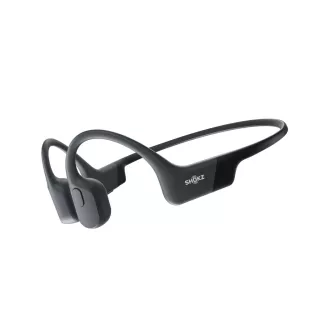 Shokz OpenRun Bluetooth fülhallgató a fül előtt, fekete színben