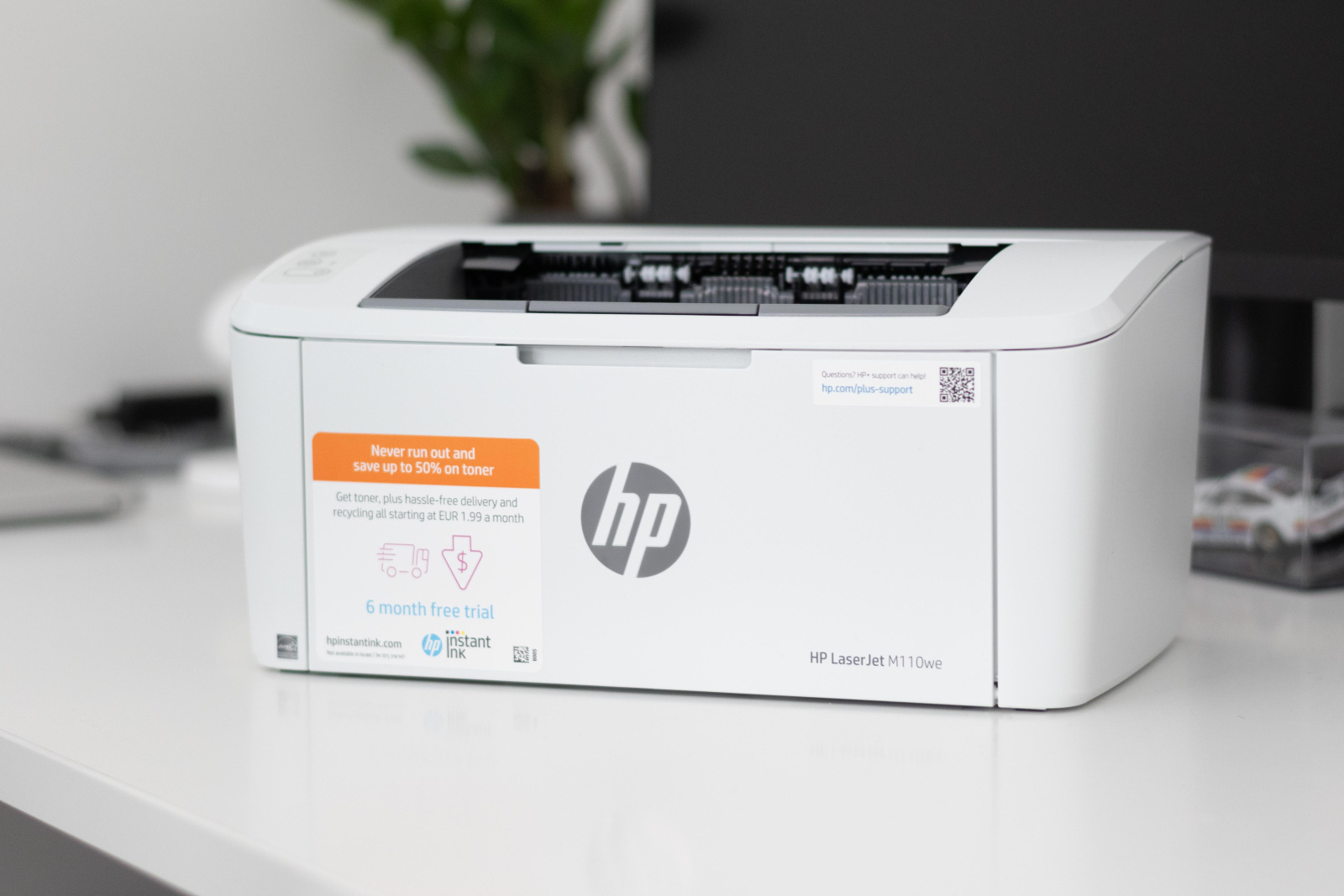 HP LaserJet M110we nyomtató irodai asztalon.