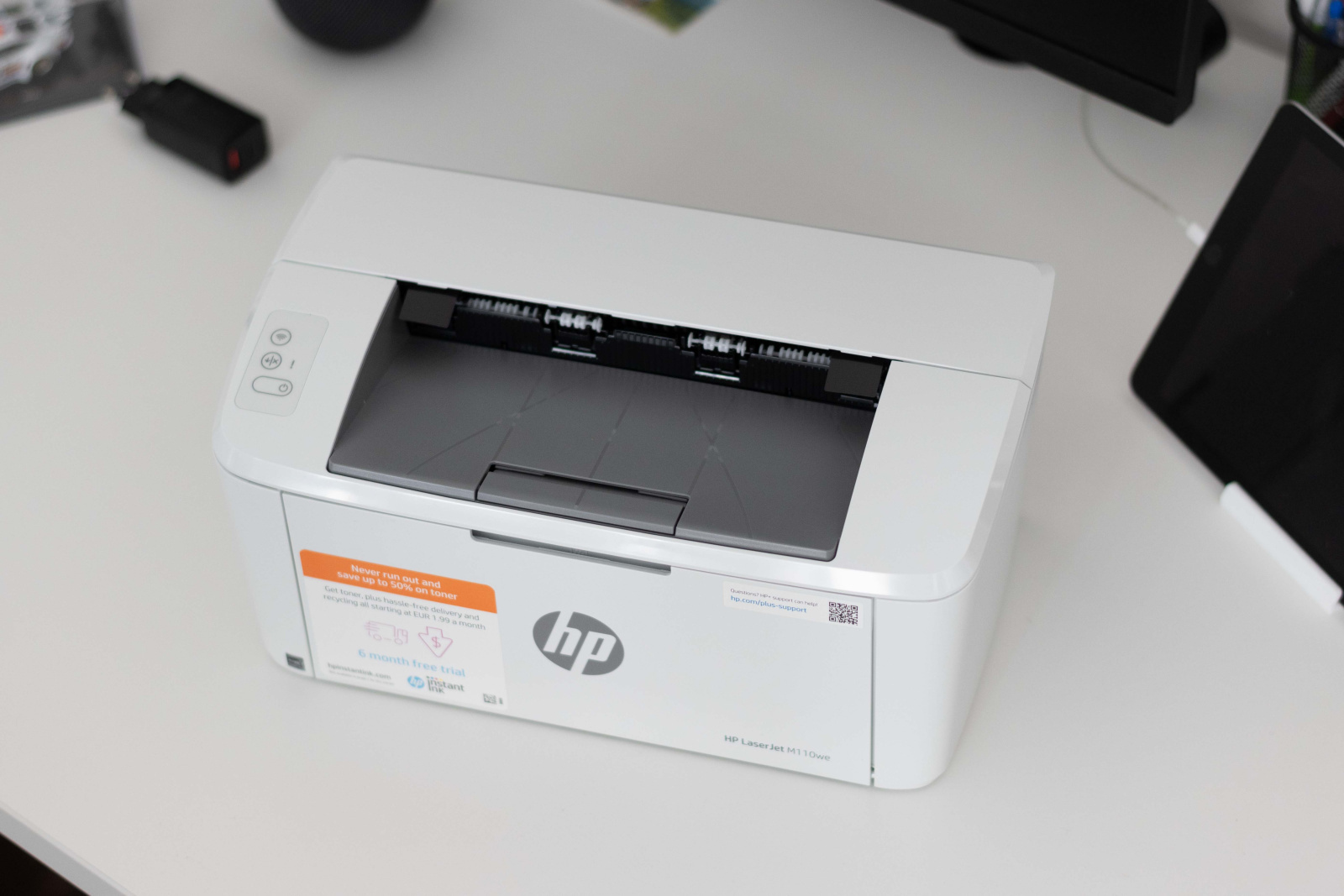 HP LaserJet M110we nyomtató felülről az irodai asztalon.