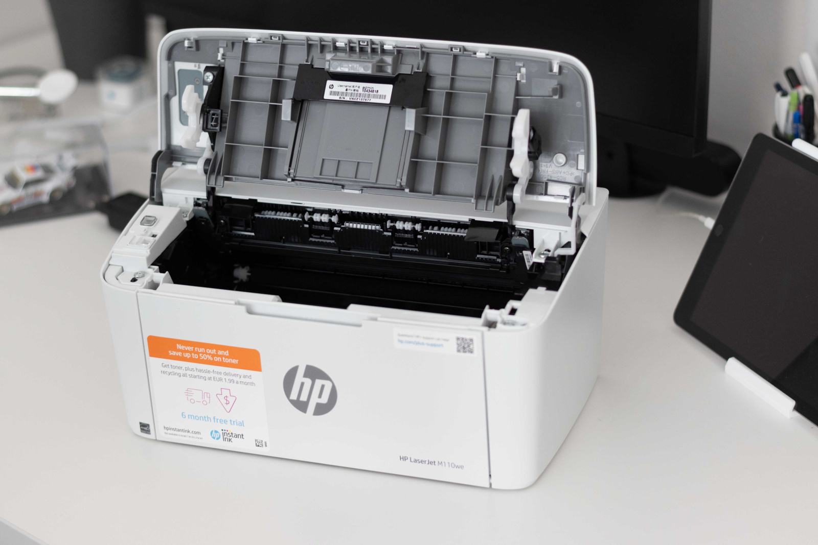 HP LaserJet M110we nyomtató nyitott felső résszel a festék behelyezéséhez.