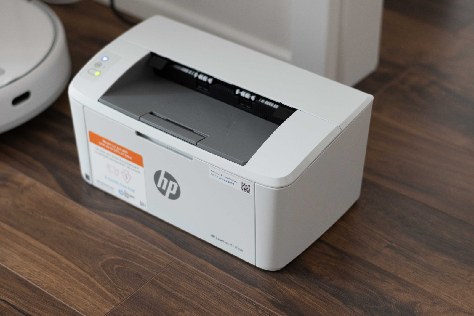 A HP LaserJet M110we nyomtató készen áll a nyomtatásra, miután csatlakozott a WiFi-hez.