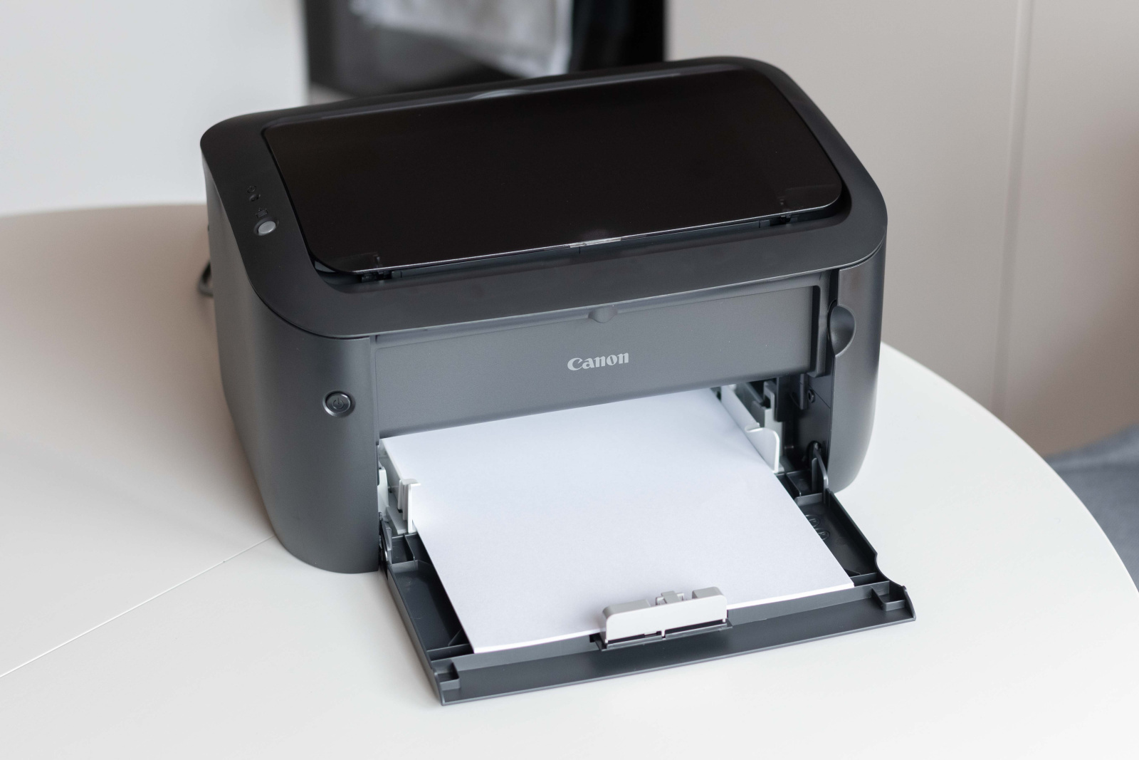 Canon i-SENSYS LBP6030B nyomtató az asztalon