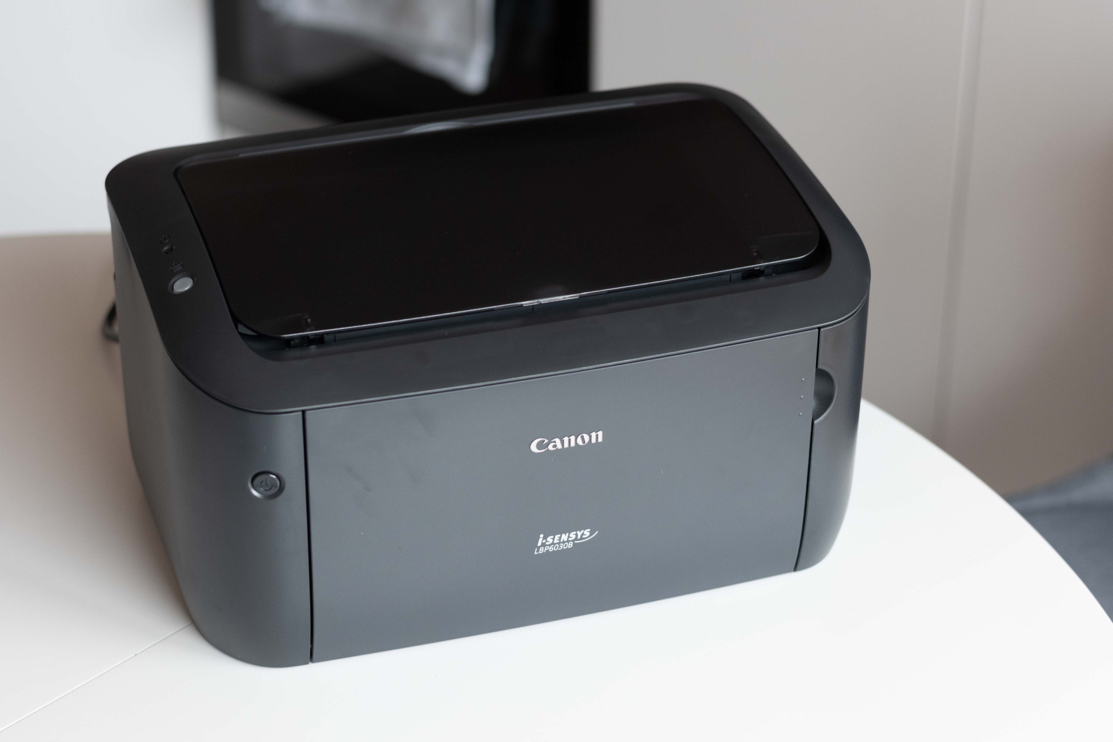 Canon i-SENSYS LBP6030B nyomtató elülső része az asztalon