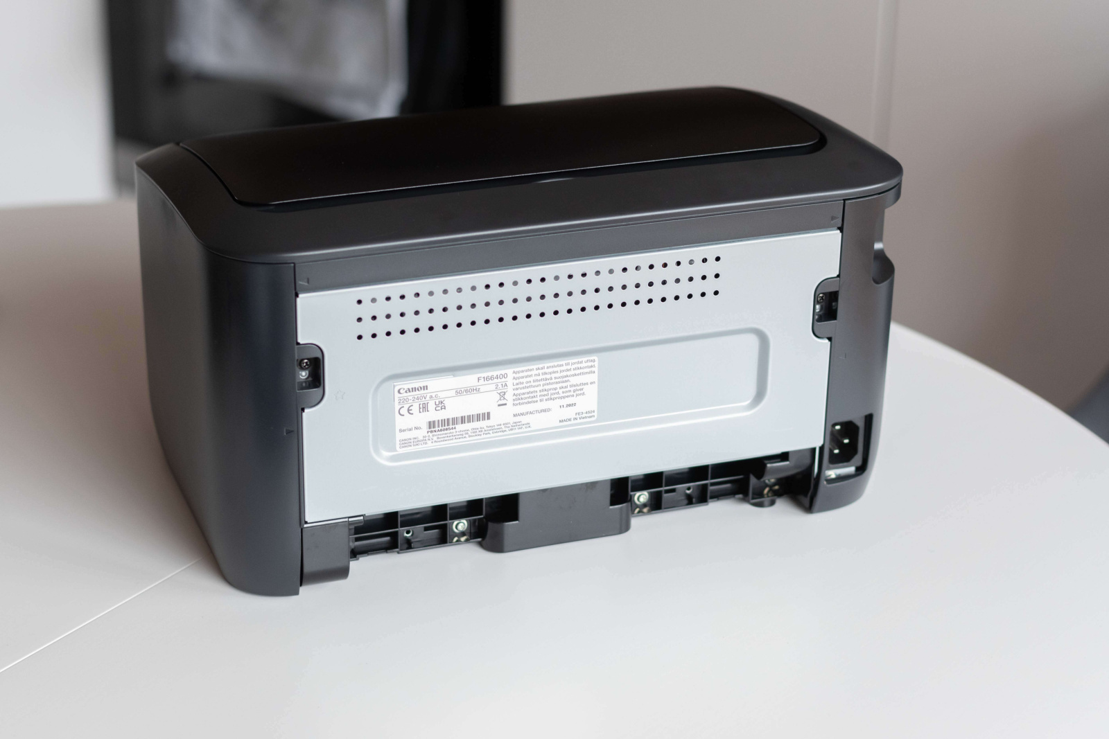 Canon i-SENSYS LBP6030B nyomtató hátsó része egy asztalon